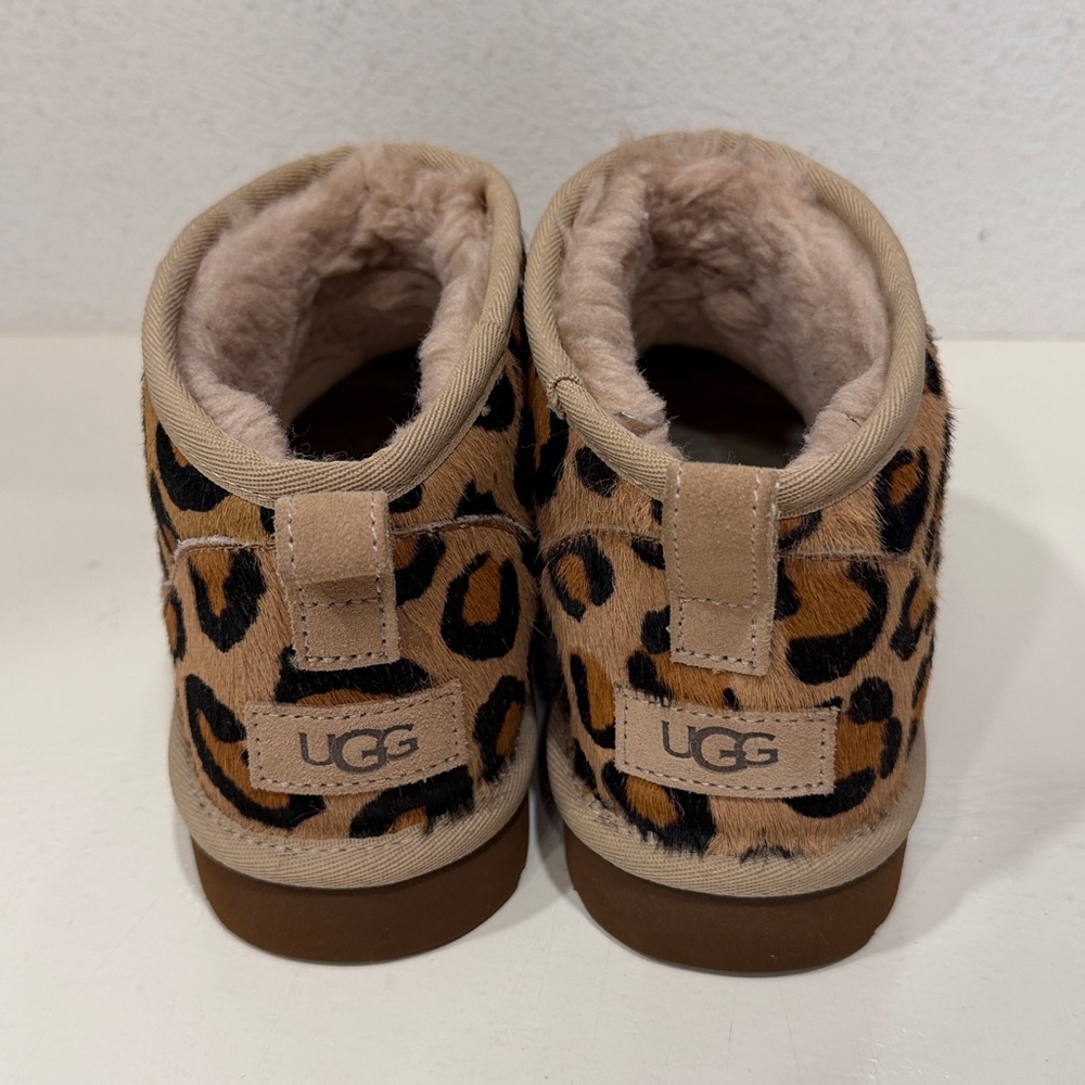 UGG WOMEN'S CALF HAIR LEOPARD ULTRA MINI BOOTIES BOOTS BLACK CHESTNUT LIKE New - Picture 5 of 7